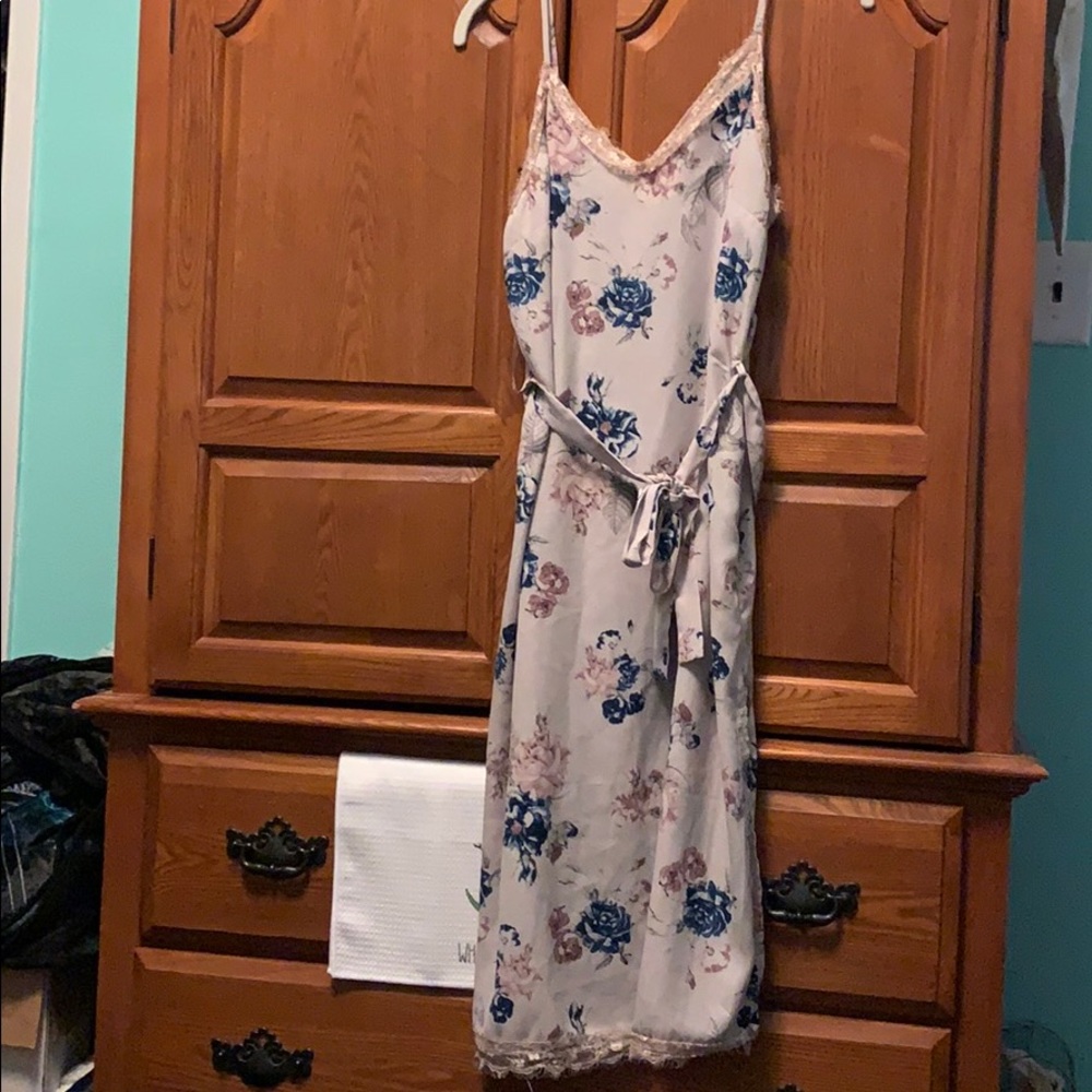 Monetau light dress size large